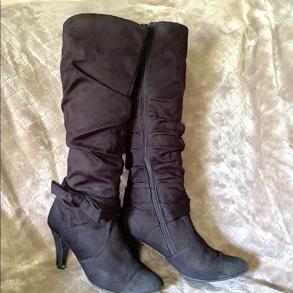 Black suede heeled boots with bow 🎀